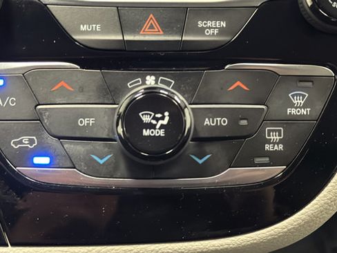 Used 2023 Chrysler Pacifica Touring-L w/ Uconnect Theater Family Group AWD/4WD image 17