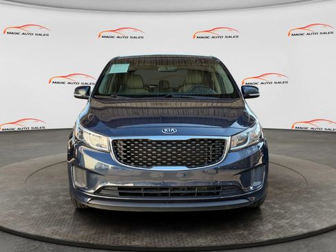 Used 2017 Kia Sedona LX w/ LX Essentials Premium Package image 3