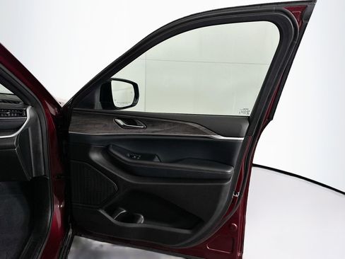 Used 2024 Jeep Grand Cherokee Limited image 31