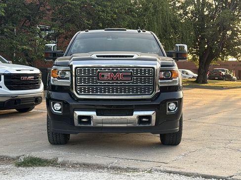 Used 2019 GMC Sierra 2500 Denali w/ Duramax Plus Package AWD/4WD image 2