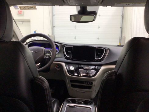 Used 2023 Chrysler Pacifica Touring-L FWD image 29