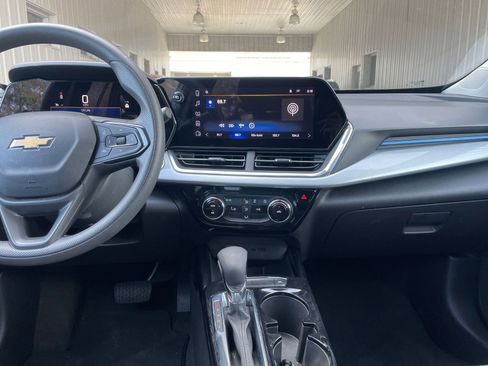 Used 2025 Chevrolet Trax LT image 17