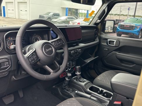 Used 2025 Jeep Gladiator Mojave w/ Safety Group image 5