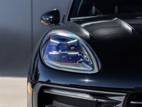 Certified 2026 Porsche Macan AWD/4WD image 20