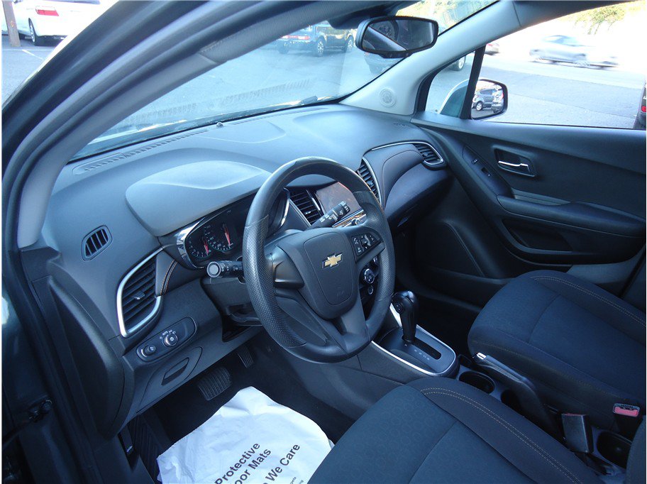 Used 2020 Chevrolet Trax LS FWD image 25