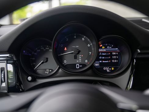 Used 2025 Porsche Macan Base image 9