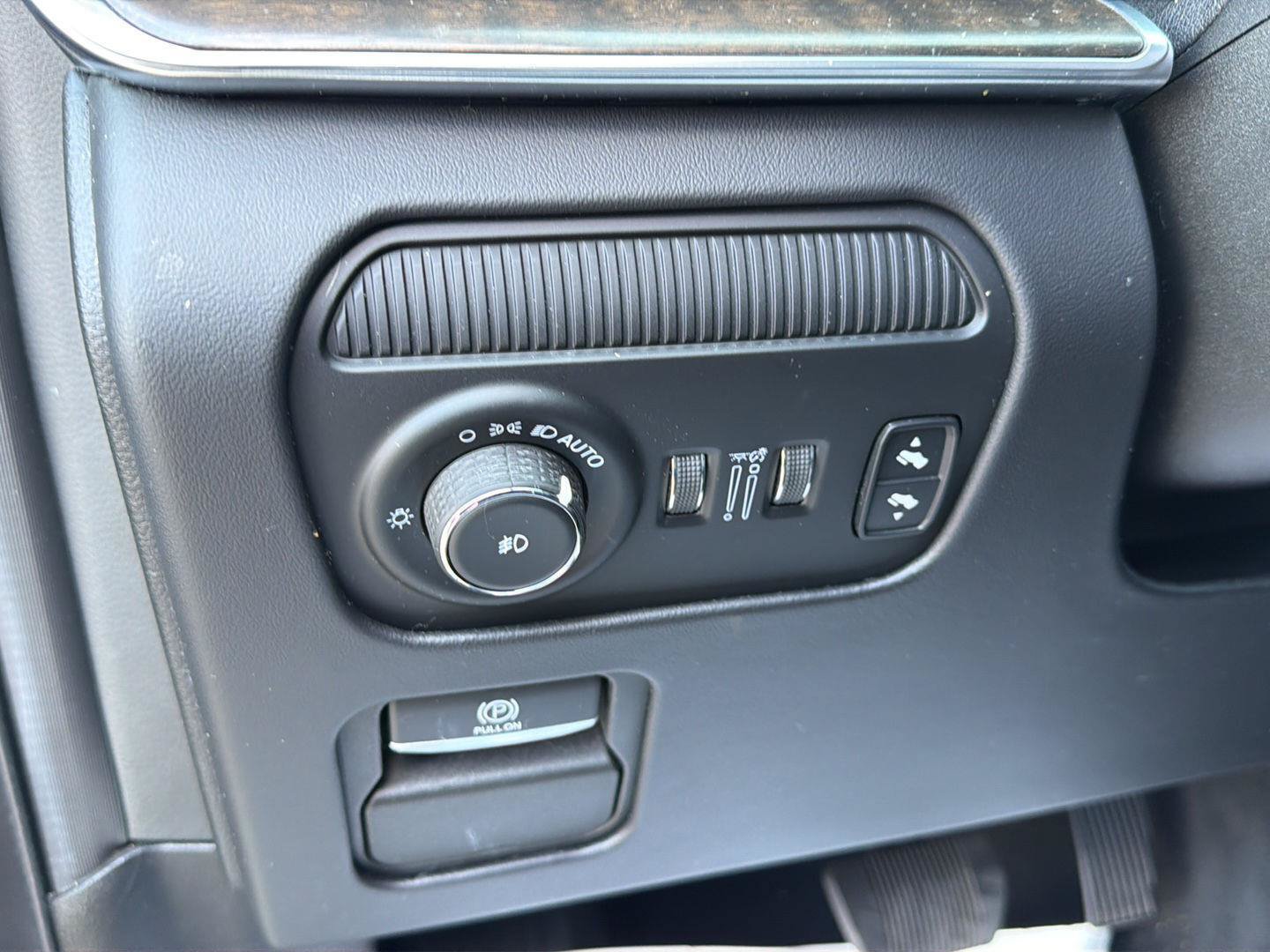 Used 2023 Jeep Grand Wagoneer Series II AWD/4WD image 11