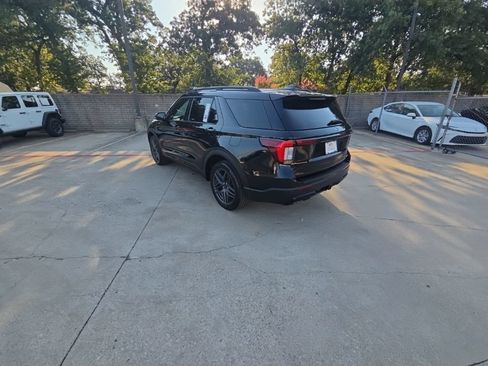 Used 2025 Ford Explorer ST-Line w/ ST-Line Street Pack AWD/4WD image 8