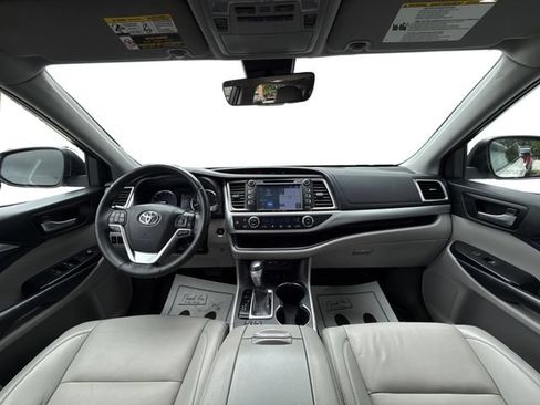 Used 2019 Toyota Highlander XLE AWD/4WD image 32
