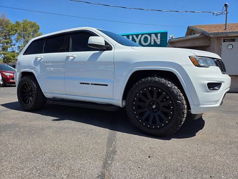Used 2018 Jeep Grand Cherokee Altitude RWD image 4