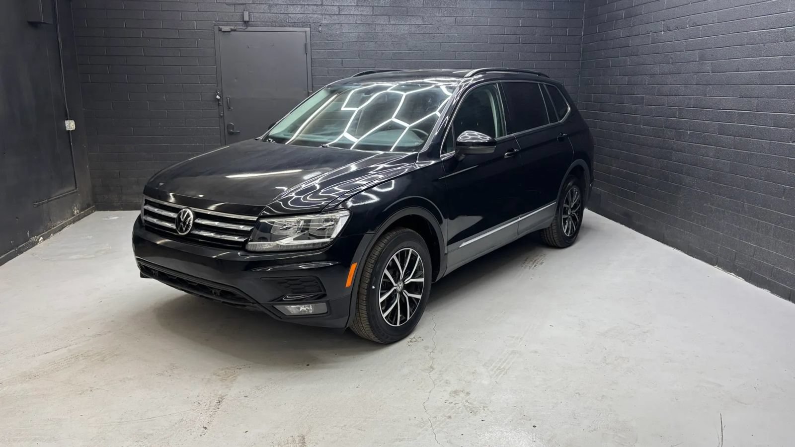 Used 2021 Volkswagen Tiguan SE FWD image 2