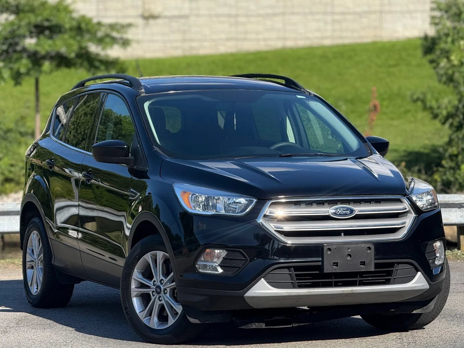 Used 2018 Ford Escape SE w/ SE Sync 3 Package AWD/4WD image 2