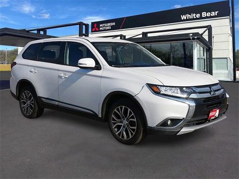 Used 2018 Mitsubishi Outlander SE image 1