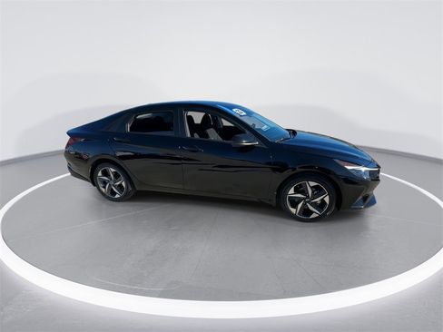 Used 2023 Hyundai Elantra SEL w/ Convenience Package image 17