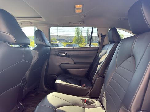 Used 2022 Toyota Highlander XLE AWD/4WD image 10