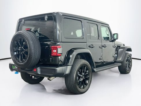 Used 2022 Jeep Wrangler Unlimited Sahara w/ Cold Weather Group AWD/4WD image 9