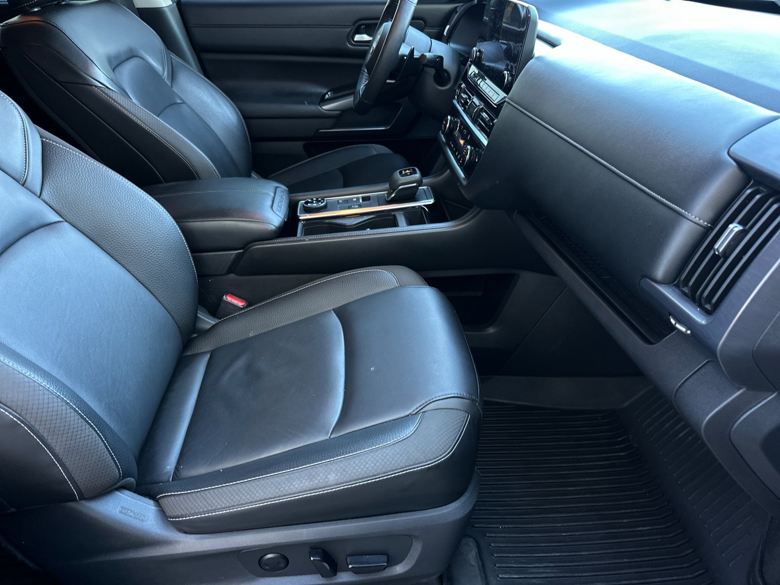 Used 2024 Nissan Pathfinder SL AWD/4WD image 15