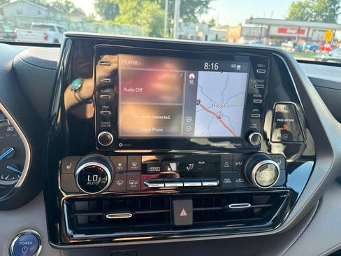 Used 2022 Toyota Highlander XLE AWD/4WD image 25