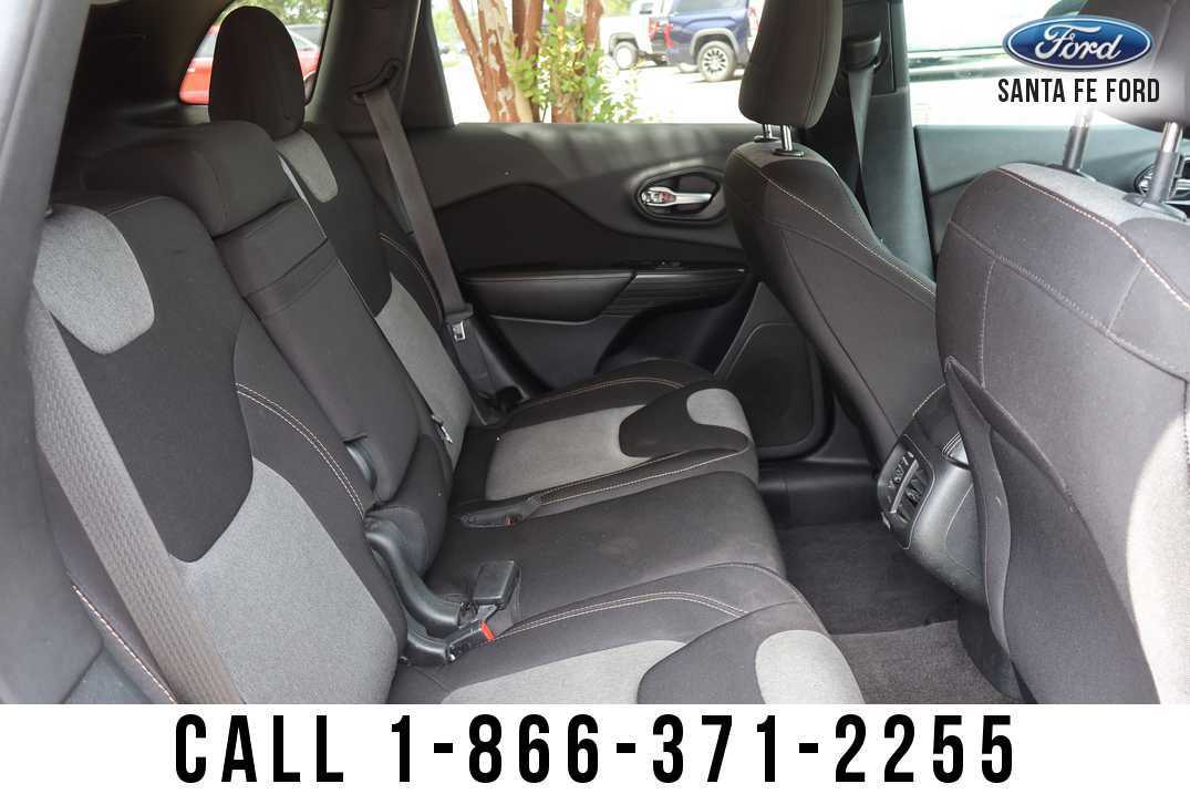 Used 2016 Jeep Cherokee Sport FWD image 20