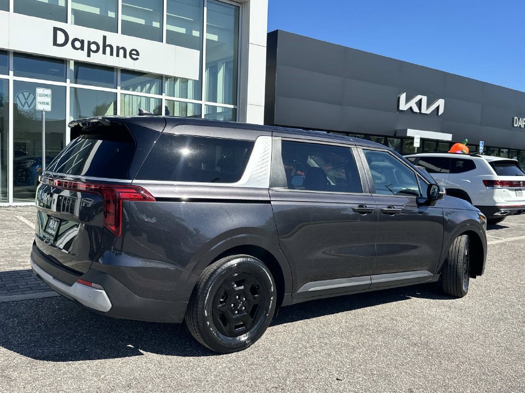 Used 2025 Kia Carnival FWD image 5