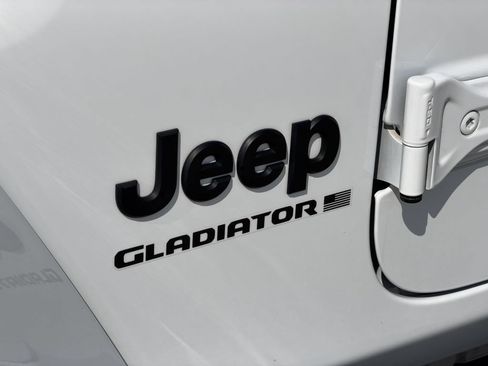 Used 2025 Jeep Gladiator Sport AWD/4WD image 10