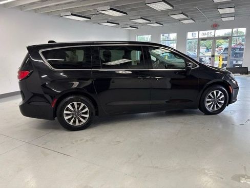Used 2024 Chrysler Pacifica Limited FWD image 13