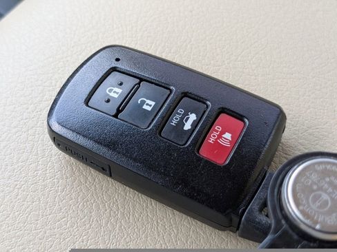 Used 2016 Toyota Camry XLE image 28