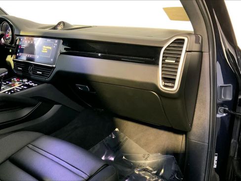 Used 2022 Porsche Cayenne w/ Premium Package image 22