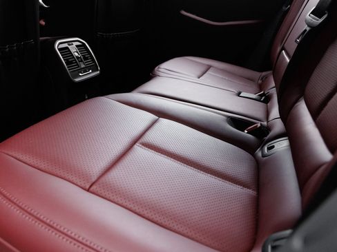 Certified 2026 Porsche Macan AWD/4WD image 20
