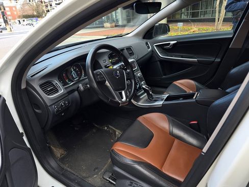 Used 2016 Volvo V60 T5 Cross Country w/ Convenience Package image 8
