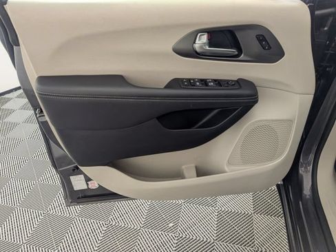 Used 2023 Chrysler Pacifica Touring-L FWD image 10