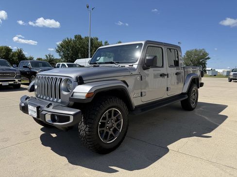 Used 2020 Jeep Gladiator Overland w/ Uconnect 4C Nav & Sound Group image 2