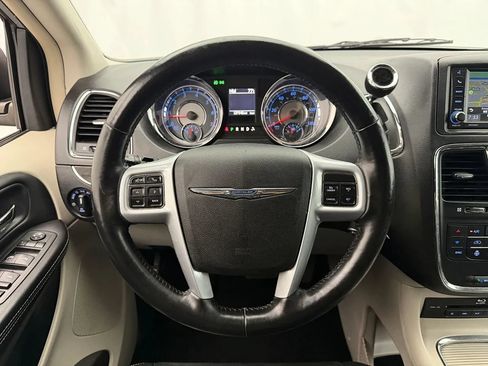 Used 2013 Chrysler Town & Country Touring-L w/ Driver Convenience Group FWD image 11