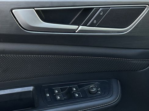 Used 2025 Volkswagen Atlas Cross Sport SE image 12