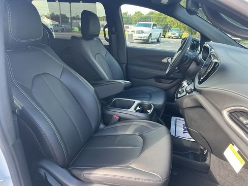 New 2026 Chrysler Pacifica Select image 22