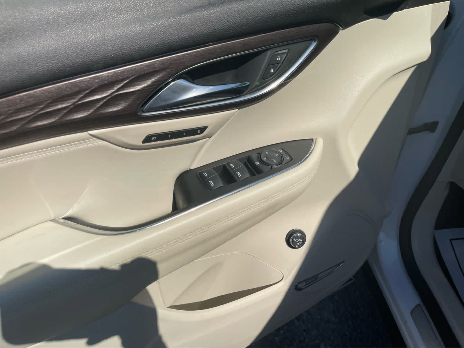 Used 2022 Buick Envision Avenir w/ Technology Package II FWD image 11