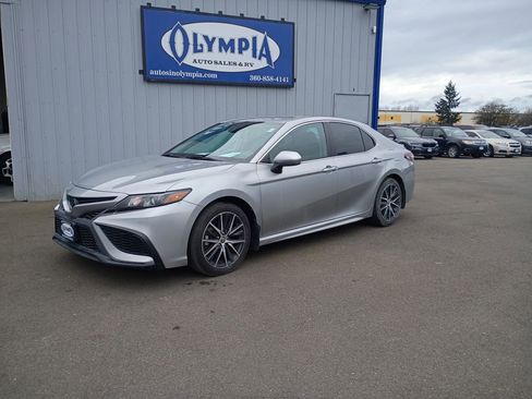 Used 2021 Toyota Camry SE image 1