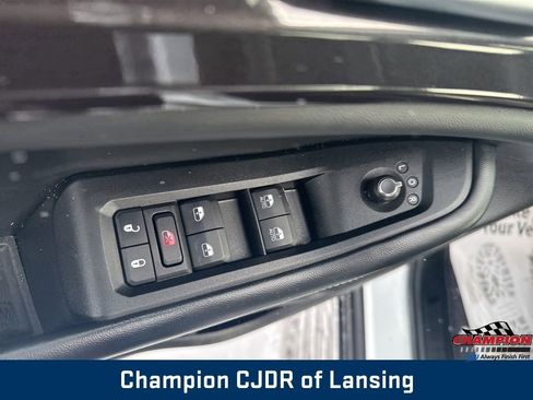 Used 2023 Jeep Grand Cherokee L Laredo image 16