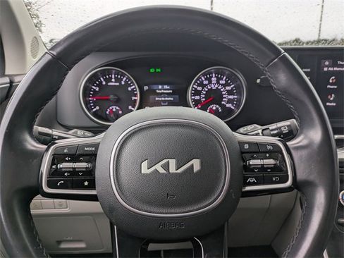 Used 2023 Kia Carnival LX image 29