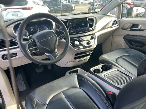 Used 2023 Chrysler Pacifica Touring-L image 19