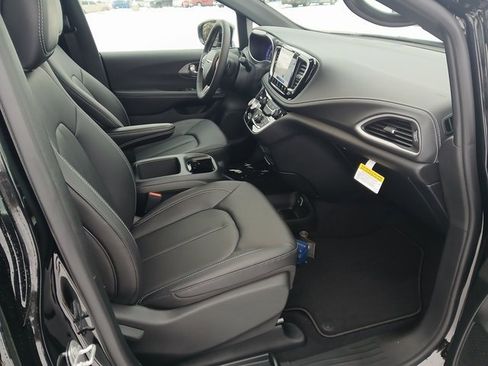 New 2026 Chrysler Pacifica Select image 30