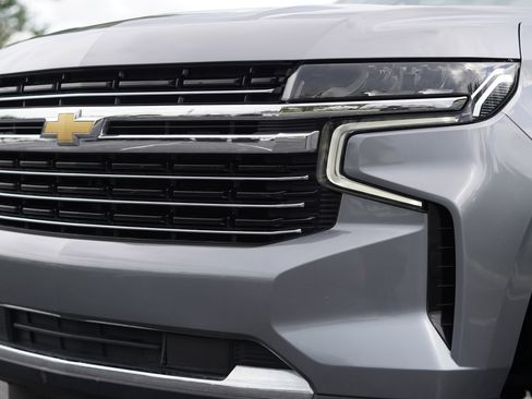 Used 2021 Chevrolet Suburban LT w/ Rear Media and Nav Package RWD image 42