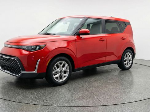Used 2025 Kia Soul LX w/ LX Technology Package image 3