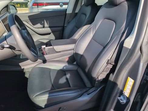 Used 2022 Tesla Model Y Long Range image 9