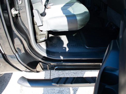 Used 2017 Nissan Titan S image 39