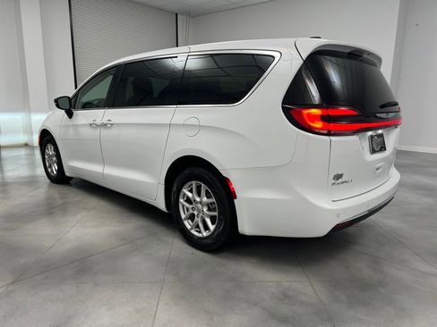 Used 2024 Chrysler Pacifica Touring-L image 5