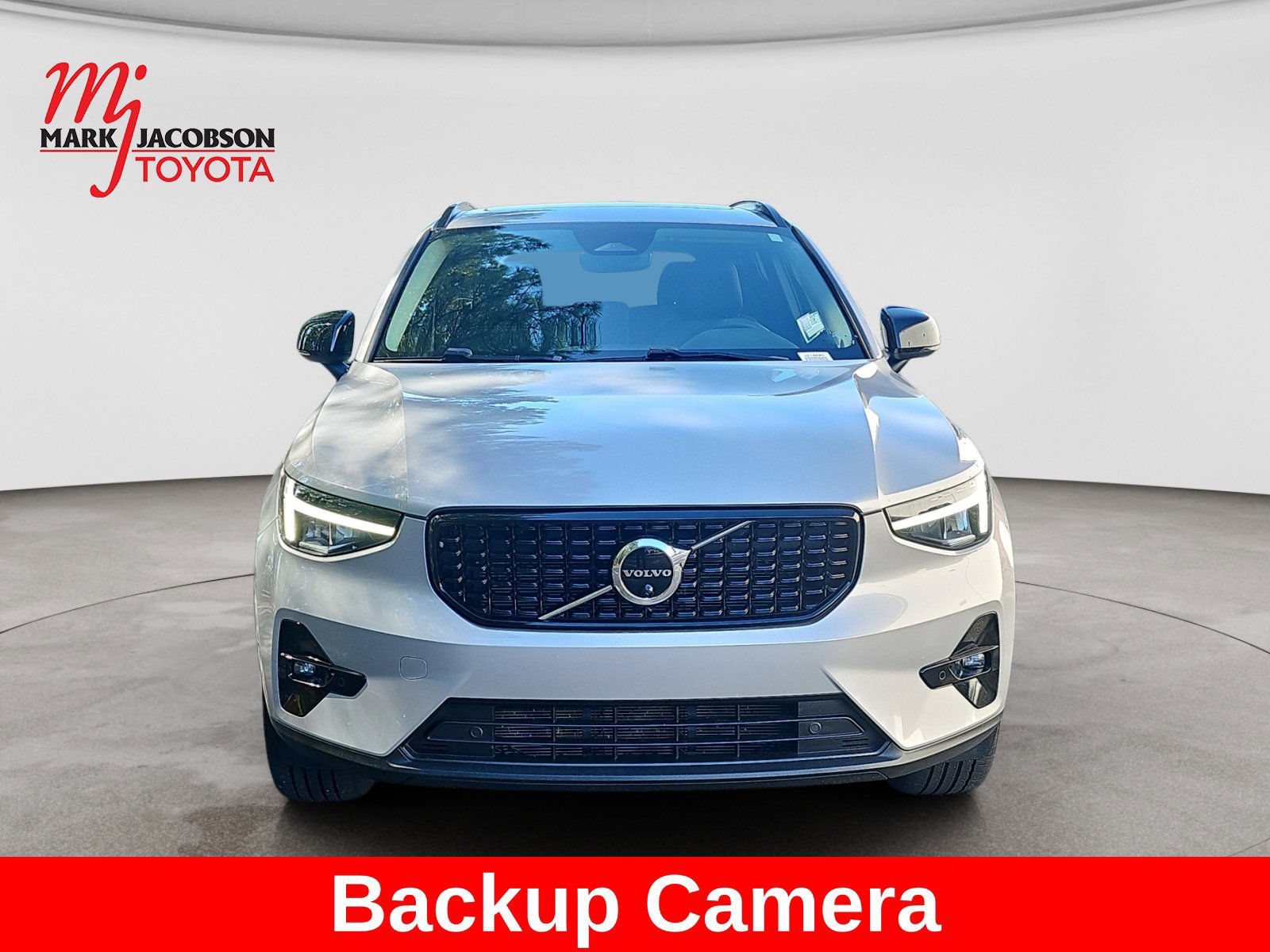 Used 2023 Volvo XC40 B5 Plus w/ Driver Assist Package AWD/4WD image 2