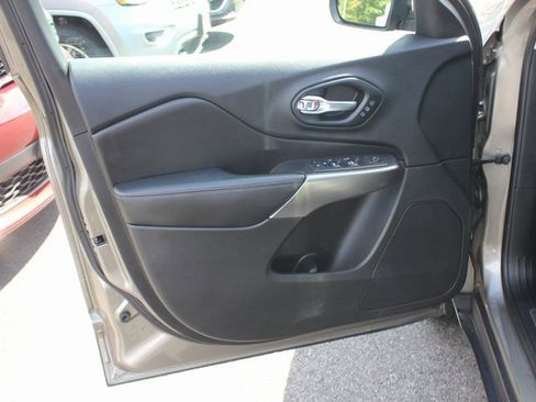 Used 2021 Jeep Cherokee Limited image 18