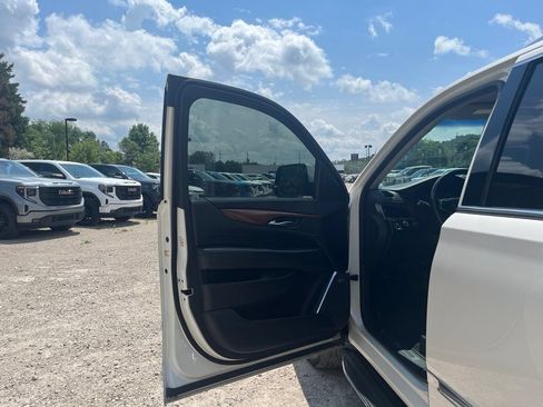 Used 2015 Cadillac Escalade Luxury AWD/4WD image 20