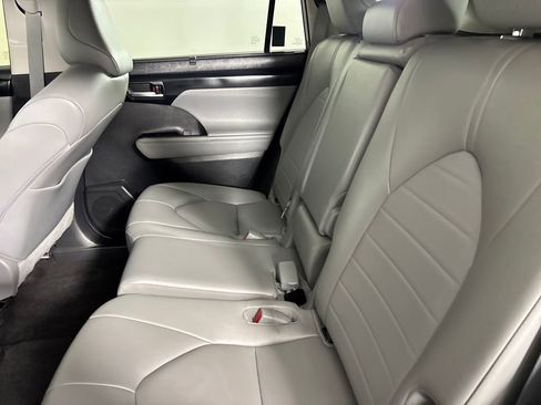 Used 2023 Toyota Highlander XLE FWD image 29